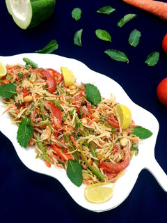 A picture of Thai Green Papaya Salad.