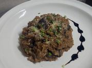 Una foto de risotto de hongos