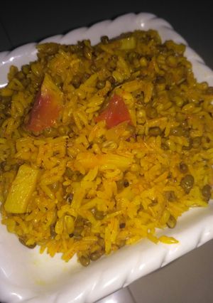 ફણગાવેલ મગ ની ખીચડી (Sprouts Moong khichdi in Recipe in Gujarati) રેસીપી મુખ્ય ફોટો