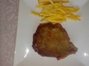 Una foto de bistec de ternera rebozado