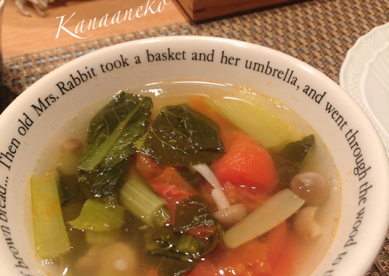 Sup tomat, bayam dan jamur