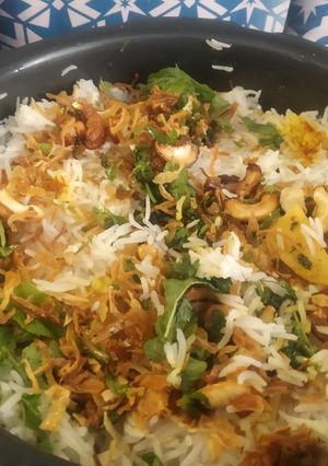 व्हेजी दम बिर्याणी (Veg Dum Biryani Recipe In Marathi) रेसिपी चे मुख्य फोटो 