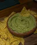 Hummus de palta súper cremoso con nachos