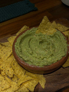 Una foto de Hummus de palta súper cremoso con nachos