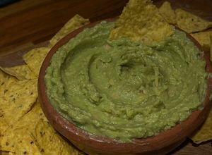 Una foto de Hummus de palta súper cremoso con nachos