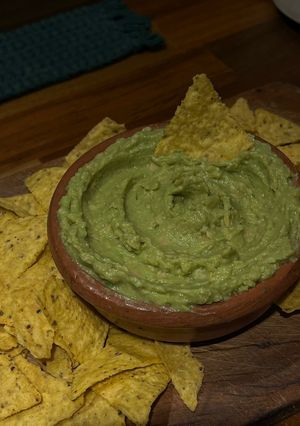 Una foto de Hummus de palta súper cremoso con nachos