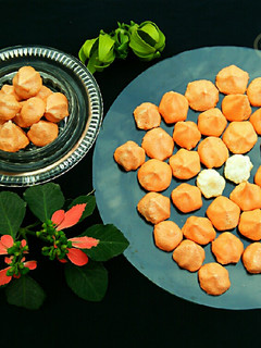 A picture of Egg whites cookies(meringue cookies) baked in pateela oven.