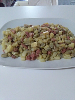 Una foto de Habas con jamón y patata