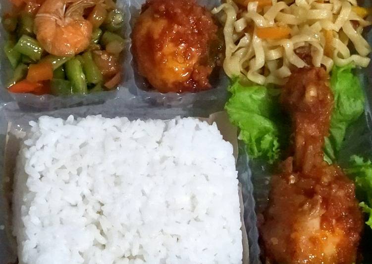 Langkah Mudah Menyiapkan Nasi kotak simple.. Sempurna