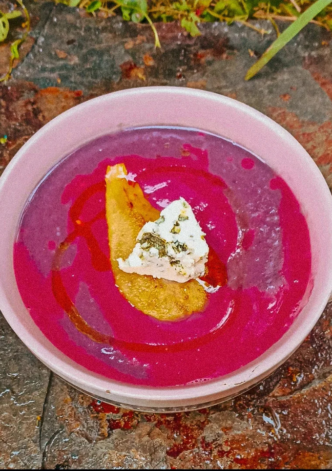 Una foto de Crema de lombarda con pera y queso azul