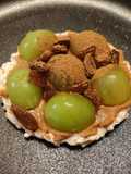 Tortita con crema de cacahuetes y uvas. Desayuno dulce delicioso
