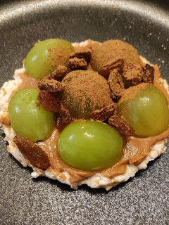 Foto principal de Tortita con crema de cacahuetes y uvas. Desayuno dulce delicioso