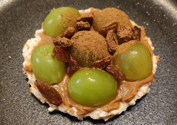 Foto principal de Tortita con crema de cacahuetes y uvas. Desayuno dulce delicioso