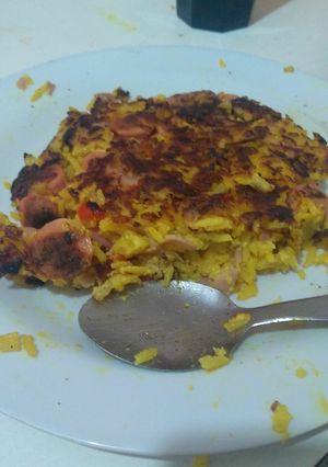 Una foto de Tortilla de arroz amarillo con salchichas