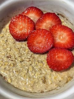 Una foto de Porridge de praliné con fresas 🍓