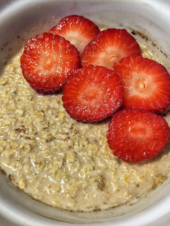 Una foto de Porridge de praliné con fresas 🍓