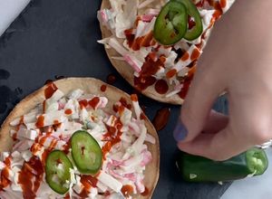 Una foto de Tostadas de surimi