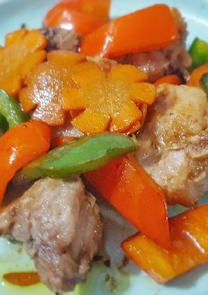 Hình của món Sườn xào ớt chuông cà rốt.