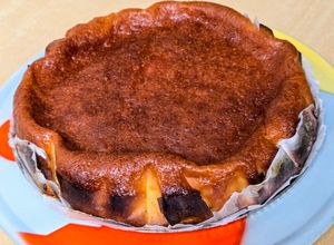 Una foto de Pastel de yogur natural 🍶Torta o tarta de yogur 🍶pocos ingredientes, fácil y mucho calor de horno