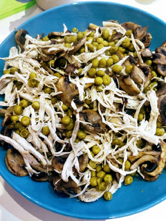 Una foto de Guisantes con pollo y champiñones