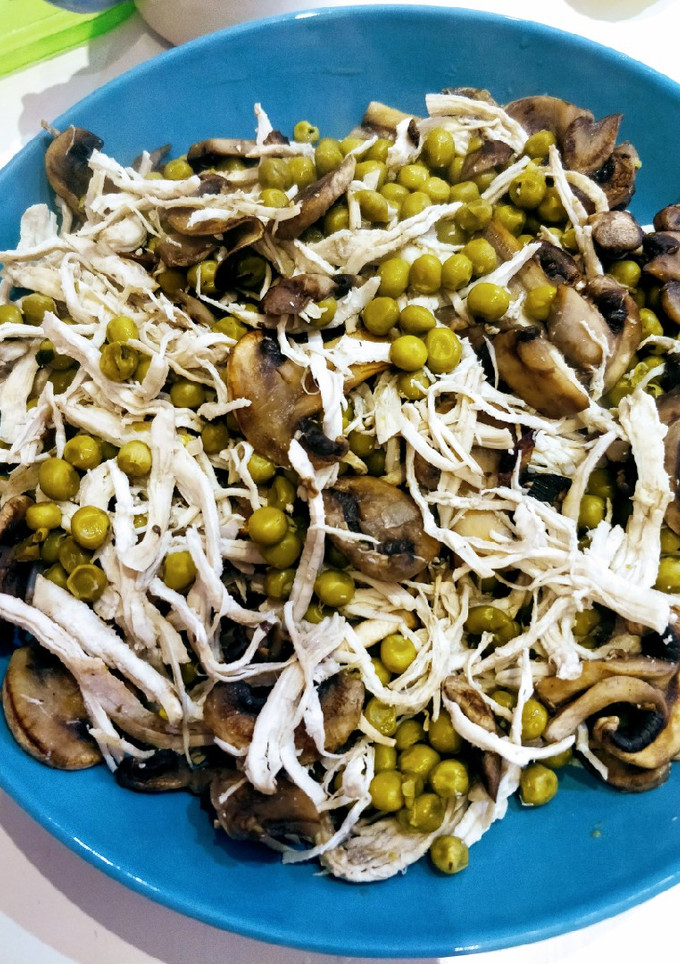 Una foto de Guisantes con pollo y champiñones