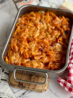 Una foto de Macarrones con tomate y chorizo gratinados con queso de cabra