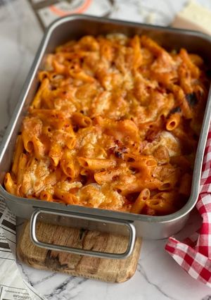 Una foto de Macarrones con tomate y chorizo gratinados con queso de cabra