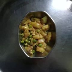 A picture of Aloo matar.