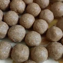 A picture of Maharashtrian till ladoo.