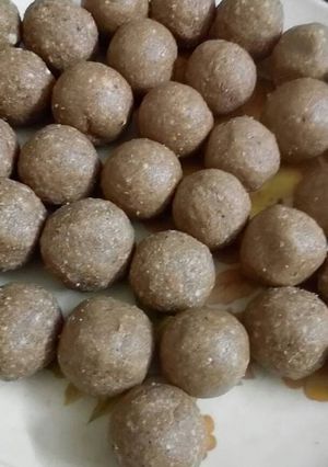 A picture of Maharashtrian till ladoo.