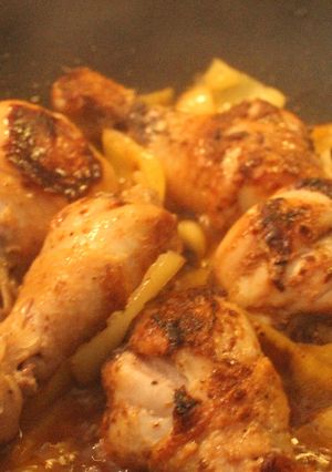 Una foto de Pollo a la CRUCIS, (pollo frito) con mayonesa de ajo y ensalardas