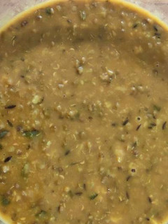பச்சை பயறு பருப்பு குழம்பு (Pachchaipayaru kulambu Recipe in Tamil) செய்முறை முக்கிய புகைப்படம்