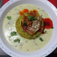 A picture of Gujarati kadi and khichdi.