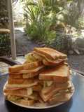 Clásico tostado de picnic con mix de verdes cremosas y muzza