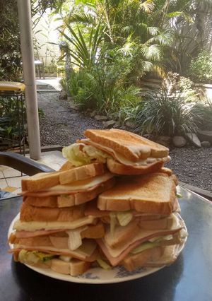 Una foto de Clásico tostado de picnic con mix de verdes cremosas y muzza