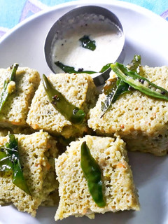 चावल आटे और बेसन ढोकला (Chawal aate aur besan dhokla recipe in Hindi) रेसिपी मुख्य फोटो