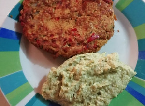 Una foto de Tortilla de mariscos con puré de brócoli