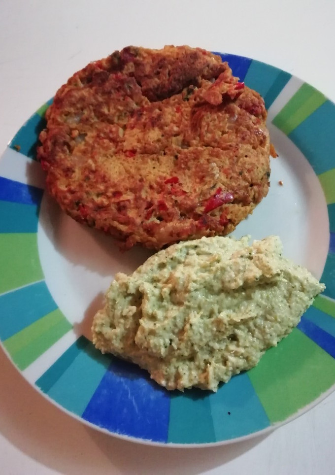 Una foto de Tortilla de mariscos con puré de brócoli