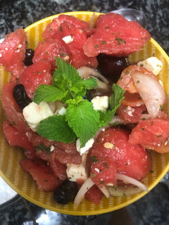 Una foto de 424. Ensalada mediterránea de sandía y queso feta (entrante fruta)
