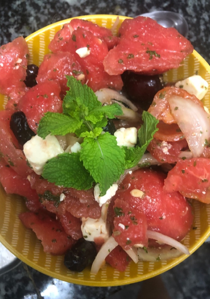 Una foto de 424. Ensalada mediterránea de sandía y queso feta (entrante fruta)