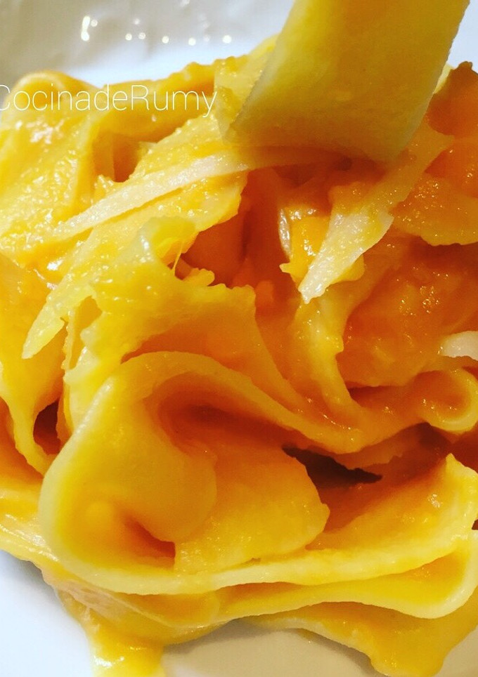 Una foto de Pappardelle con salsa de calabaza y parmesano👌