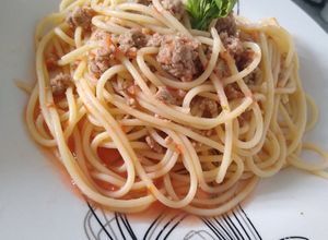 Una foto de Spaghetti rojo con carne molida!! 🤤
