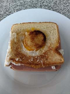 Una foto de Sándwich triple :  huevo, jamón y queso