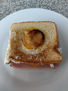Una foto de Sándwich triple :  huevo, jamón y queso