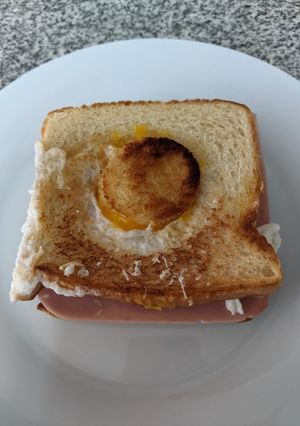 Una foto de Sándwich triple :  huevo, jamón y queso