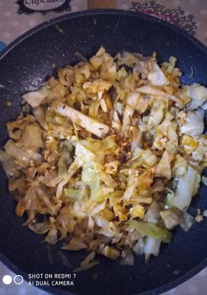 Una foto de Col asiática revuelta con huevos😋