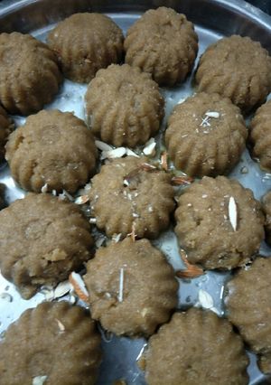 ચૂરમા ના લાડવા (Churma Laddu Recipe In Gujarati) રેસીપી મુખ્ય ફોટો