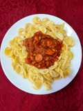 Fideos Moños con Salsa Roja y Salchichas