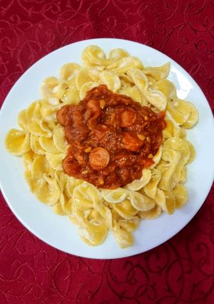 Una foto de Fideos Moños con Salsa Roja y Salchichas