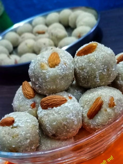 तिल ड्राई फ्रूट्स लड्डू (til dry fruits ladoo recipe in Hindi) रेसिपी मुख्य फोटो